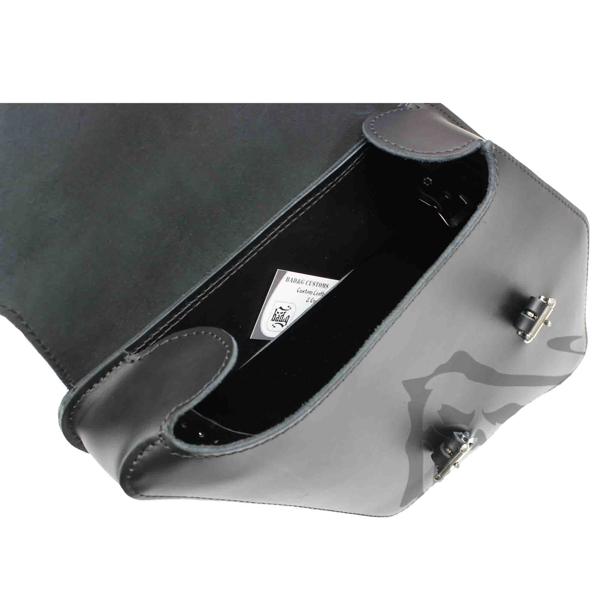 Upgrade your Honda VTX with the VTXL01 Left Side Solo Bag. Hand crafted in USA with premium leather and top quality hardware. Durable and stylish, it's the perfect fit for your motorcycle.